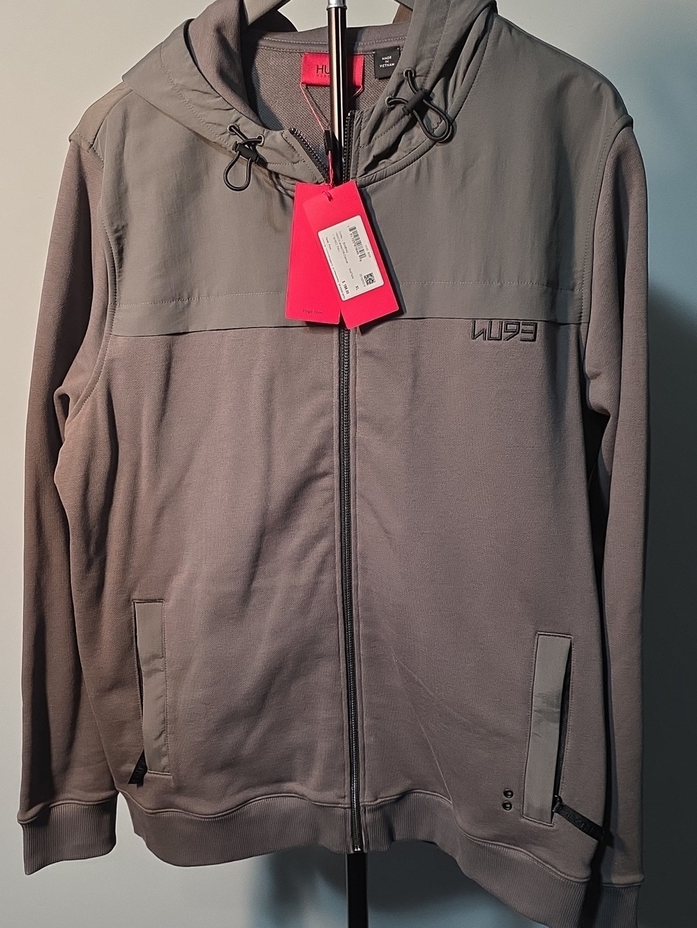 HUGO Men's Gray Hooded Zip-Up Jacket with Subtle Logo